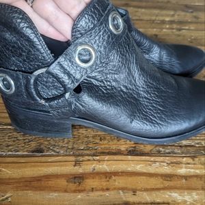 Kaanas black pointed toe ankle boot